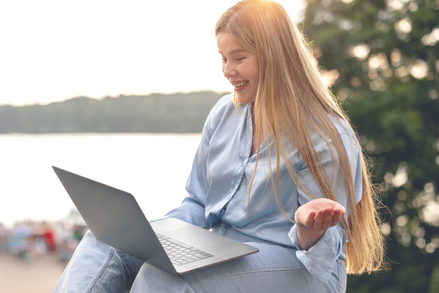 Espace de formation moderne avec tableaux financiers et outils pédagogiques pour l'analyse d'investissement