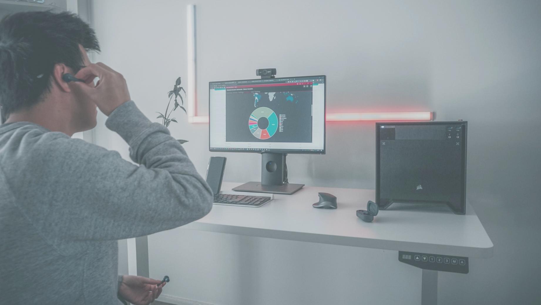 Étudiant concentré sur l'analyse de graphiques financiers durant une session d'apprentissage